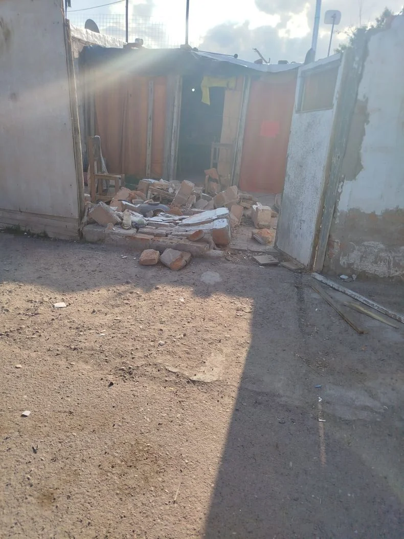 La moto impact&oacute; contra la vivienda y una peque&ntilde;a muri&oacute; aplastada.