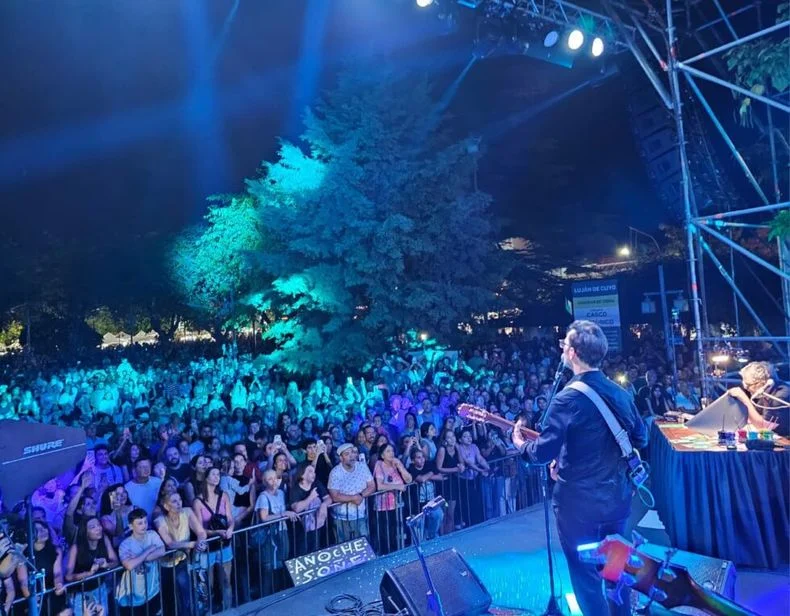 Kevin Johansen y Liniers en la Plaza de Chacras de Coria 