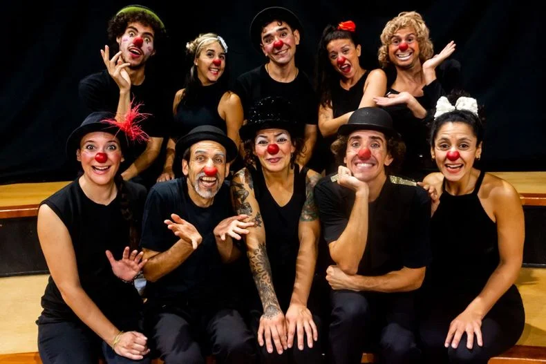El elenco de artistas clown se prepara para el espectáculo