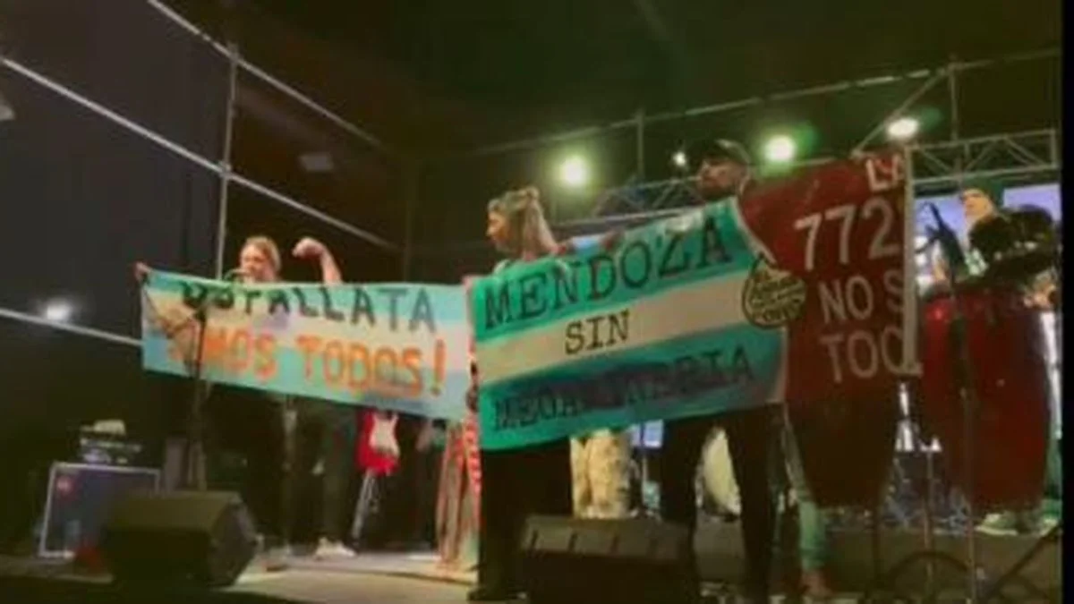 El grito contra San Jorge y la megaminería vibró con fuerza en el recital de Karamelo Santo