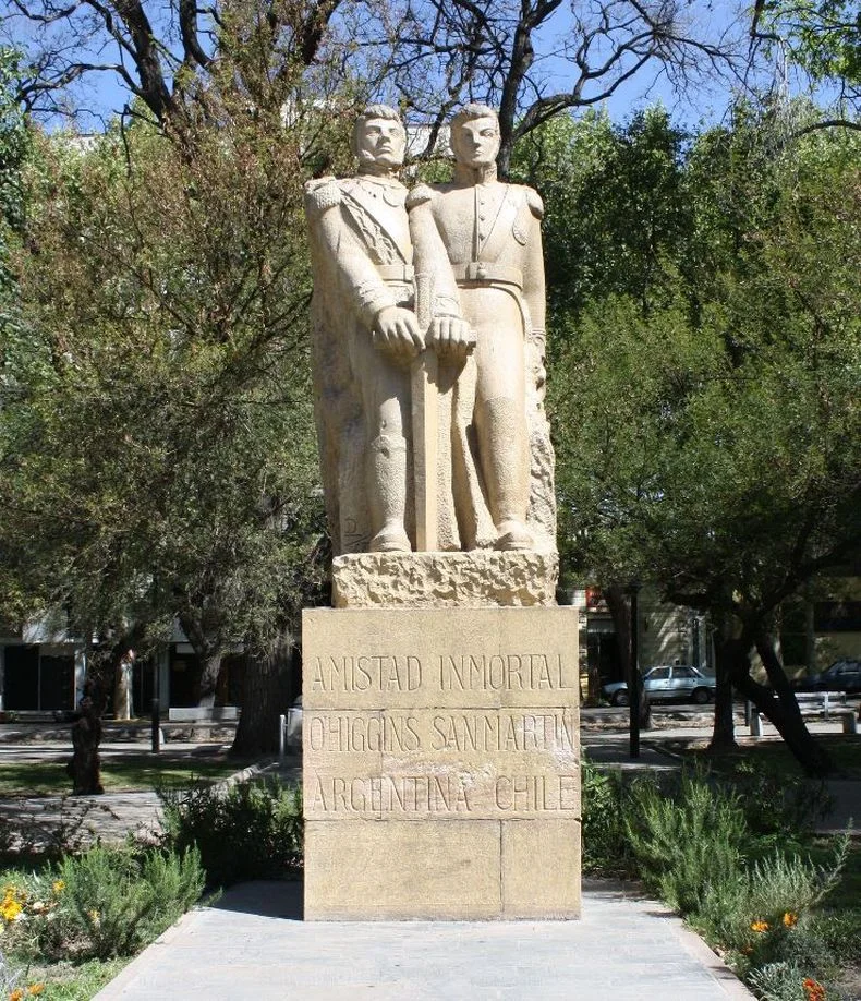 Encuentro en Plaza Chile para recordar el legado de San Mart&iacute;n y O&rsquo;Higgins