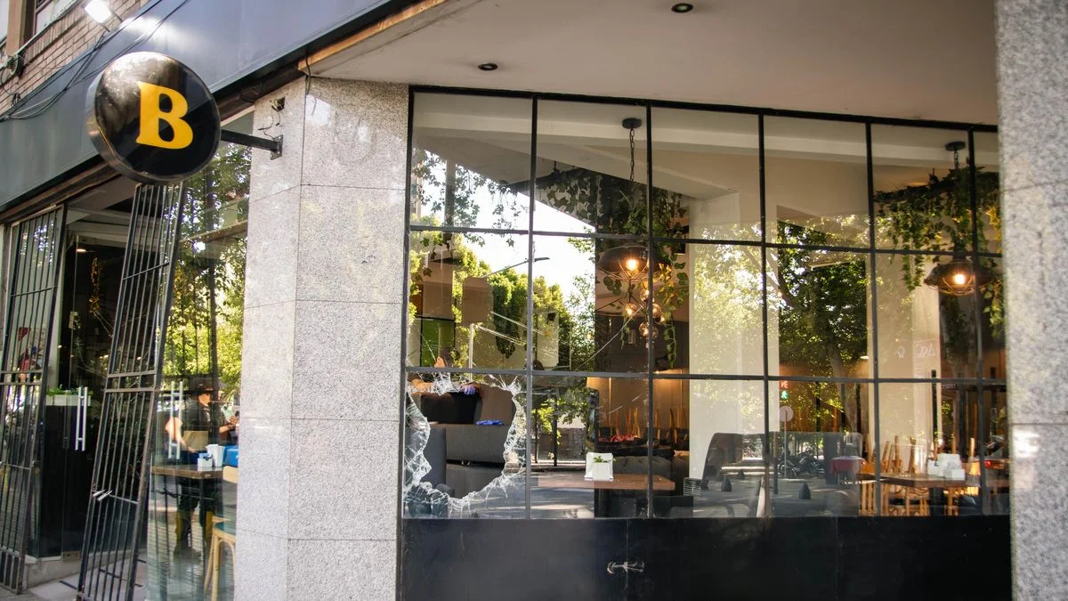 Rompieron la vidriera de un café de la Ciudad de Mendoza y se robaron la caja registradora