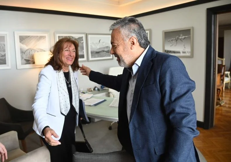 Esther Sánchez, rectora de la UNCuyo, junto a Alfredo Cornejo, quien selló una alianza electoral con La Libertad Avanza. 
