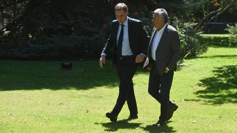 Cornejo con Santilli: reafirmó su alineamiento con el plan de Milei, pero deslizó un reclamo por obras