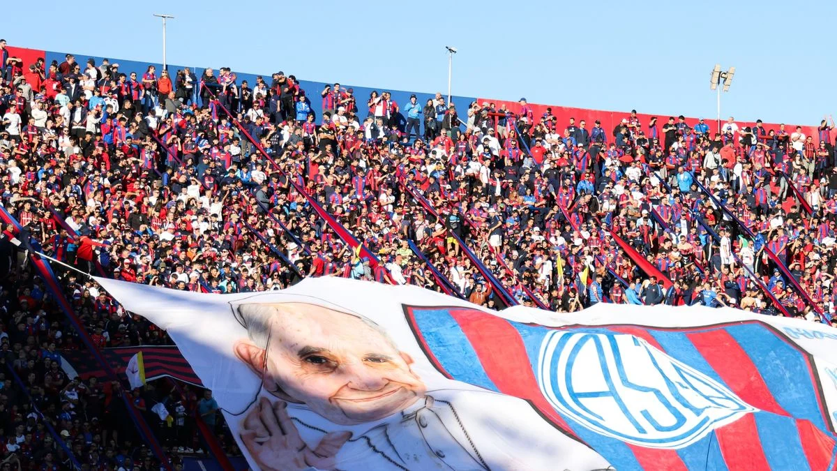 Humo y banderas del Vaticano y telón del Papa Francisco: los múltiples homenajes de los hinchas de San Lorenzo