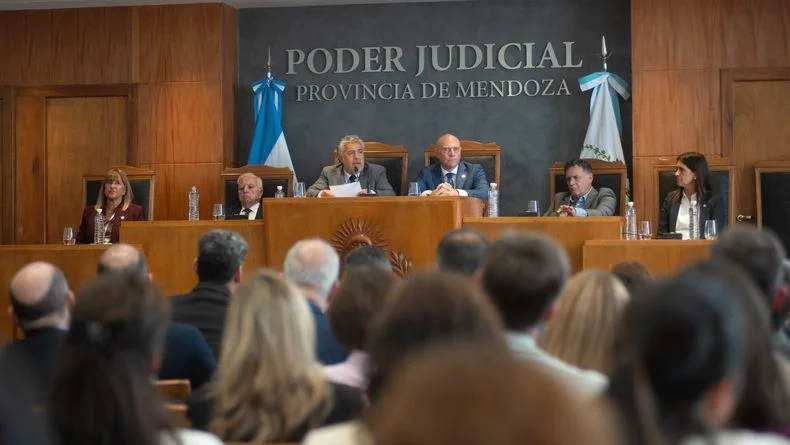 El gobernador Alfredo Cornejo junto a la Suprema Corte de Justicia que preside Dalmiro Garay. 