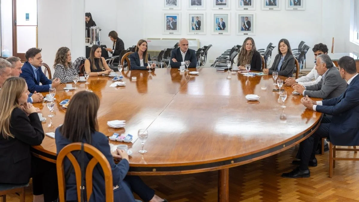Cornejo reunió a la tropa legislativa libertaria con el fin de contenerla de cara al inicio de sesiones