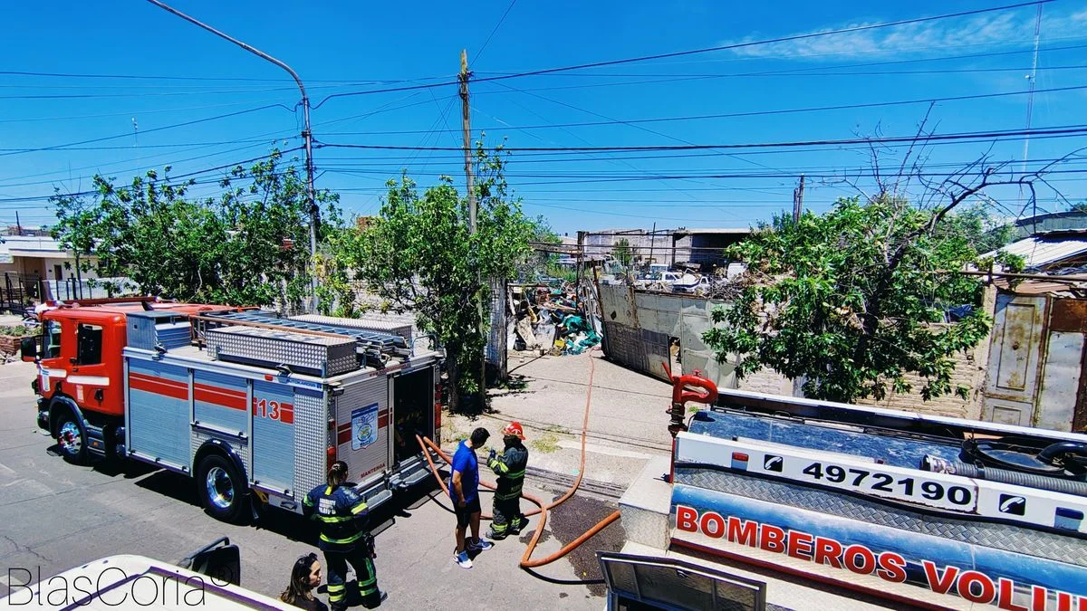 Relatos salvajes: un hombre roció su casa con whisky y la prendió fuego por completo