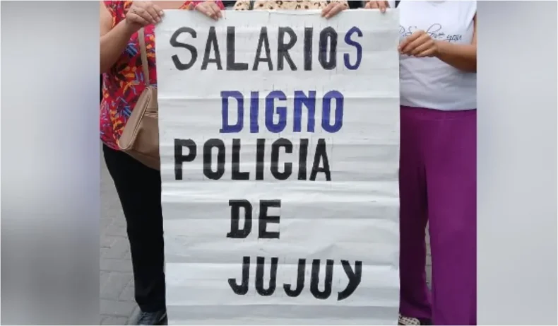 Carteles que protagonizaron los reclamos salariales. / Jujuy al Momento