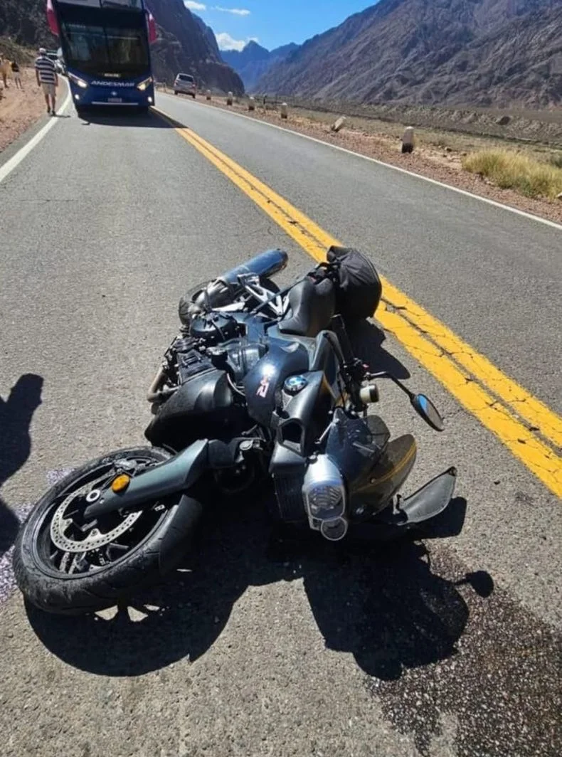 El motociclista perdi&oacute; el dominio y golpe&oacute; contra la ruta.