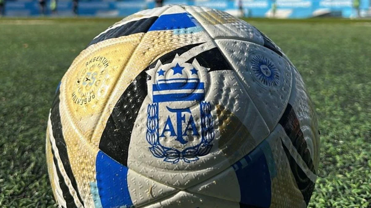 La nueva y polémica regla del fútbol argentino: sancionarán las "provocaciones" con la pelota