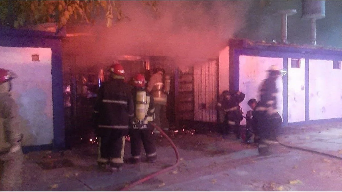 Fotos: un incendio se desató en una escuela de Las Heras y bomberos lo sofocaron