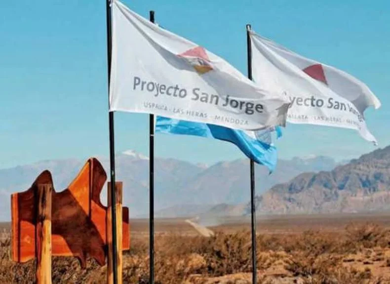 Para el plan minero de Cornejo, los ataques a Irán son un arma de doble filo: el caso San Jorge