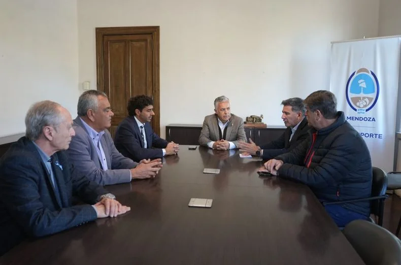 Cornejo y los intendentes que fueron a conocer las novedades del MendoTran,&nbsp;