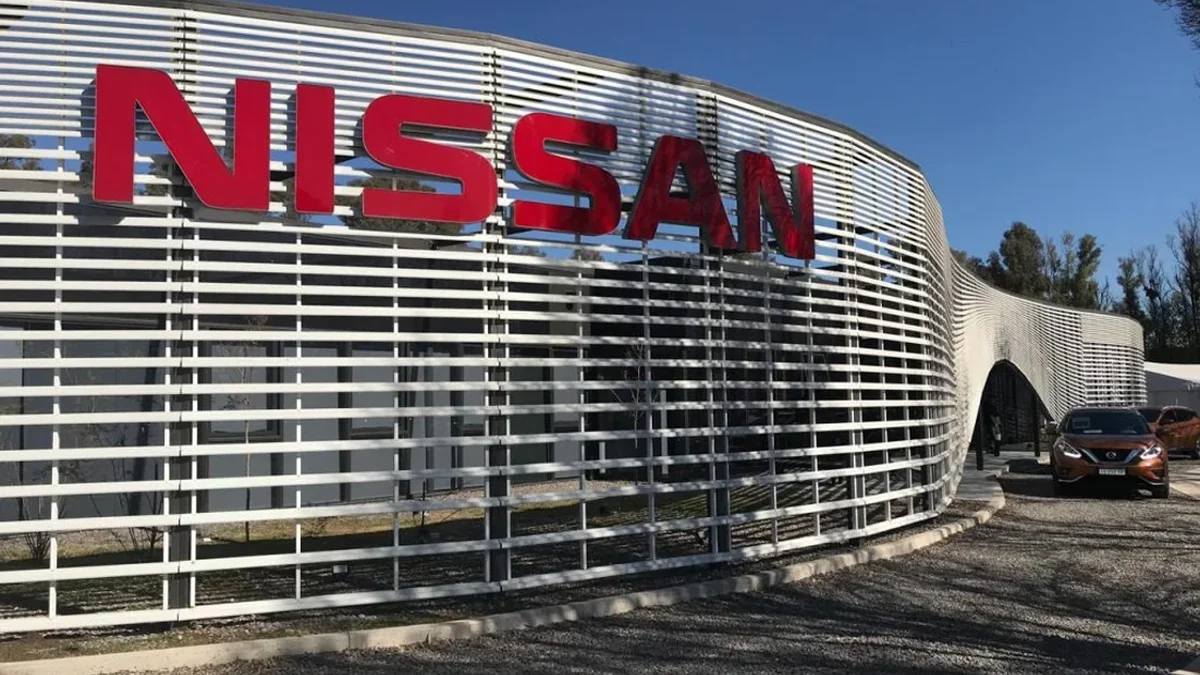 Otro golpe a la industria: Nissan deja de fabricar en el país y deja la operación comercial a grupos locales