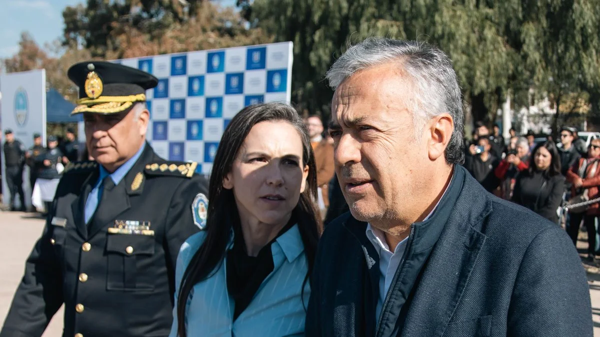 El Gobierno vinculo la quema de un pino navideño con la protesta de vecinos y asambleístas contra San Jorge