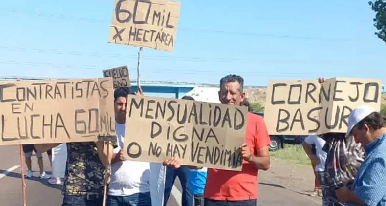 Contratistas de Mendoza a la vera de la ruta 7 en protesta por sus salarios. 