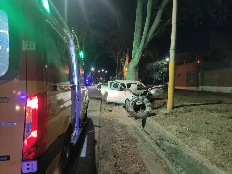 Im&aacute;genes de la camioneta, en la acequia, luego de chocar. Dos personas debieron ser internadas de urgencia.&nbsp;