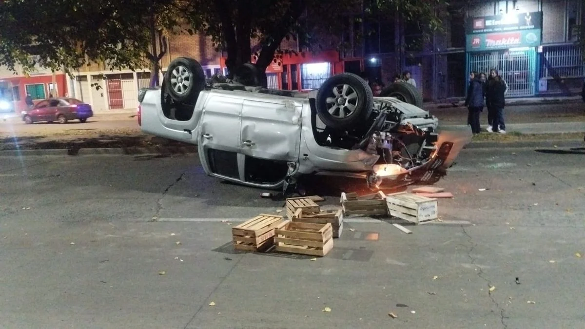 Detienen a un conductor alcoholizado que volcó en Ciudad