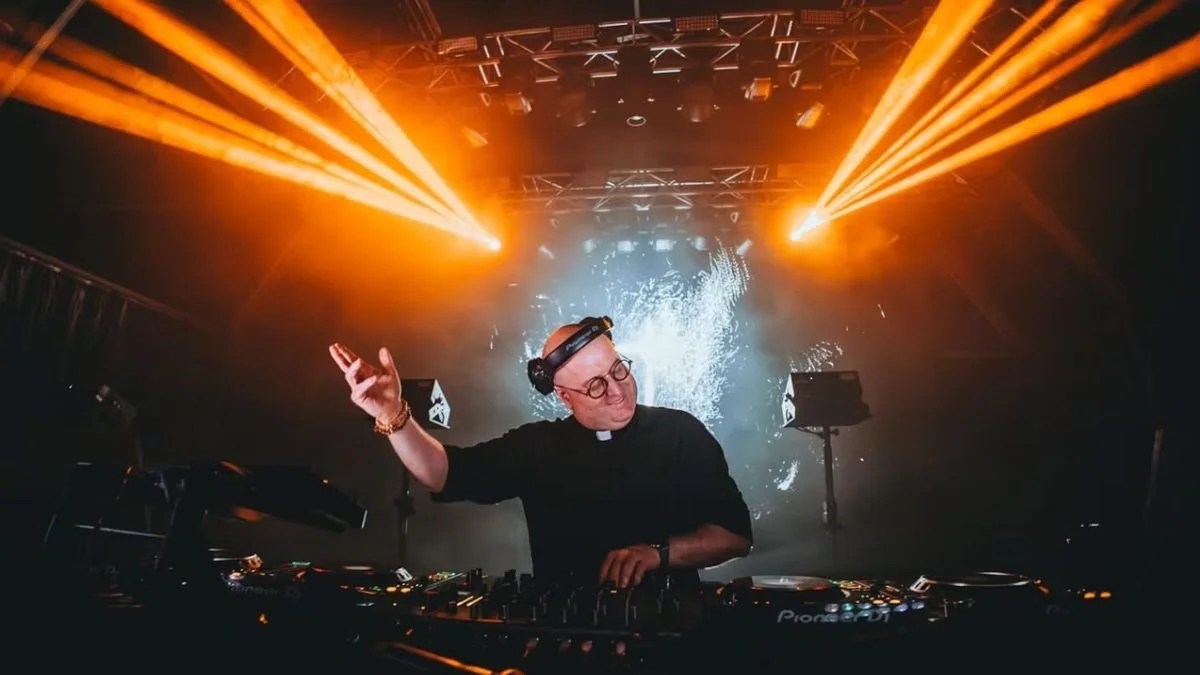 Quién es el padre Guilherme, el cura DJ que se hizo viral y dará un show homenaje al Papa Francisco