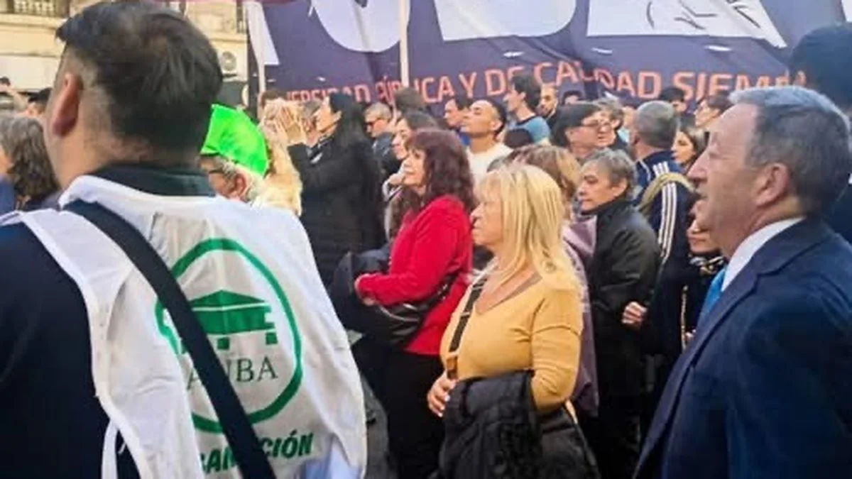 La crítica de la oposición a Celso Jaque por su nuevo viaje: "Nos enteramos por las redes"