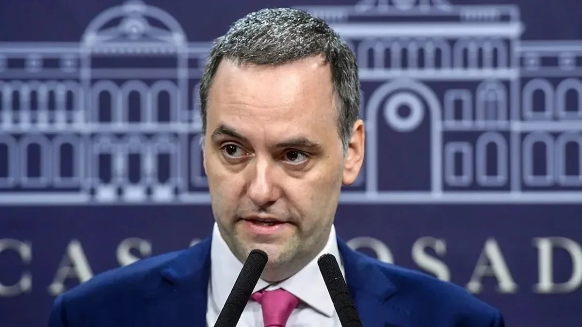 Adorni vuelve al ruedo con una conferencia en medio del escándalo por el viaje a Nueva York para "deslomarse"