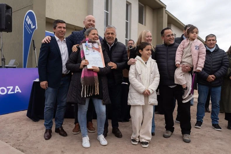 El gobernador Alfredo Cornejo junto al intendente de Luj&aacute;n de Cuyo, Esteban Allasino y algunos adjudicatarios. Tambi&eacute;n participaron la vicegobernadora Hebe Casado y el presidente de la C&aacute;mara de Diputados, Andr&eacute;s Lombardi.&nbsp;