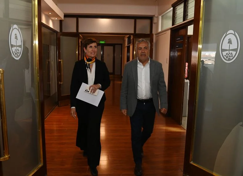 La presentaci&oacute;n de la ley para gesti&oacute;n de residuos se hizo en Casa de Gobierno con Alfredo Cornejo y la ministra Jimena Latorre. Ya ingres&oacute; el proyecto al Senado.