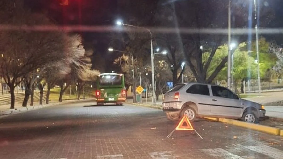 Turistas cayeron con su auto a una acequia en la zona del Centro Cívico