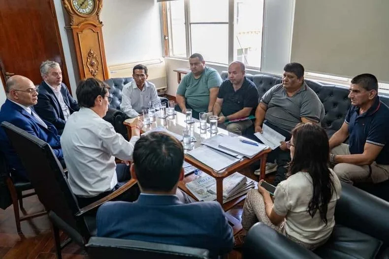 El ministro de Hacienda de Jujuy, Federico Cardozo; el secretario de Trabajo y Empleo, Andr&eacute;s Lazarte; y el director de Trabajo, Carlos Coronel, reunidos el lunes con delegados del personal activo y retirado de la Polic&iacute;a y del Servicio Penitenciario, en la Casa de Gobierno. / V&iacute;a Jujuy.