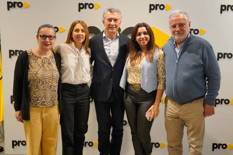 Las diputadas Stella Huczak, Jimena Cogo y Cintia G&oacute;mez junto a Mauricio Macri y el senador Mart&iacute;n Rostand.
