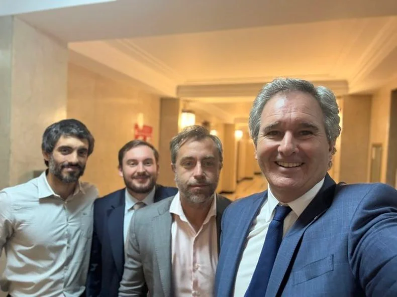 Federico Furiase, el director saliente, y Martín Vauthier (bigote) trabajaron con el ministro de Economía en su consultora.