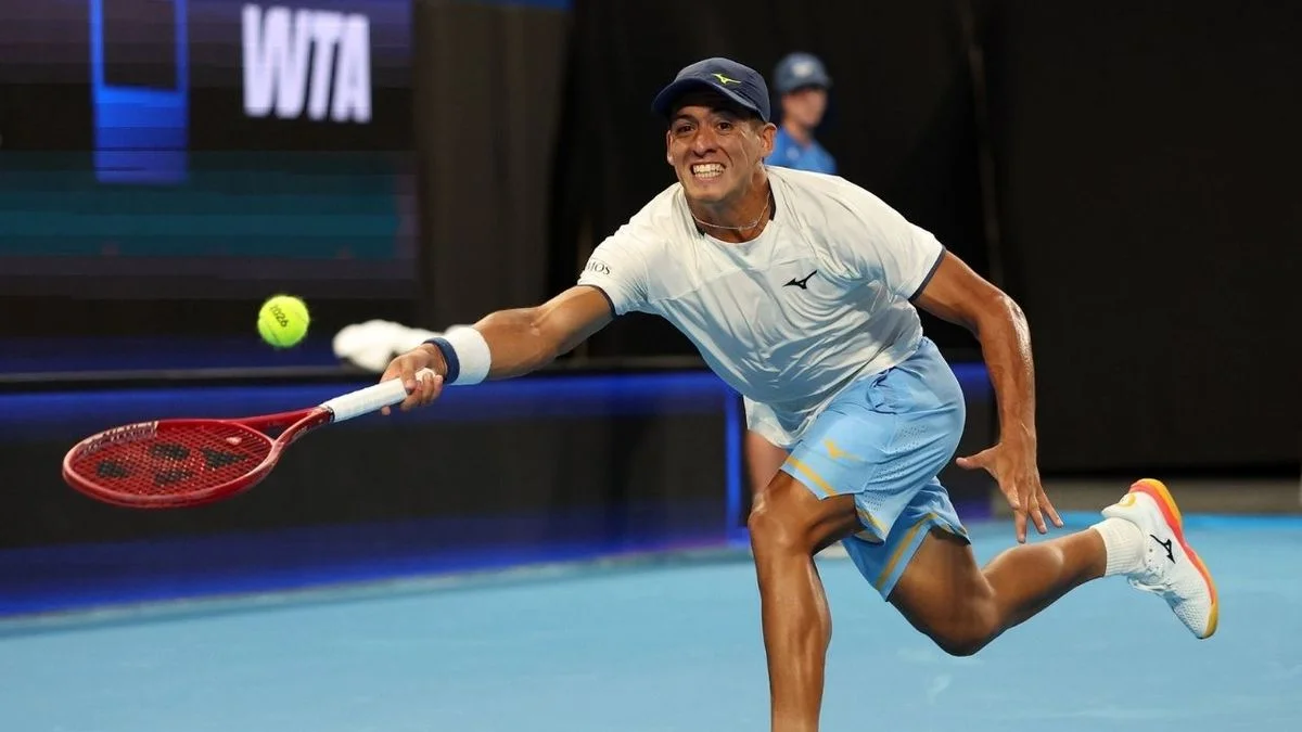 Sebastián Báez se despidió del Australian Open tras perder el "clásico" moderno frente al italiano Darderi