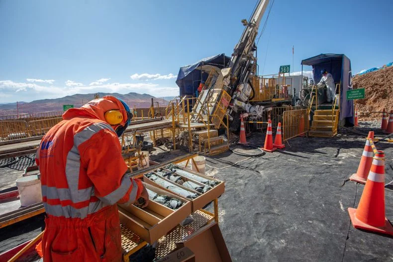 La perforación diamantina permite sacar cilindros de roca para evaluar los minerales. 