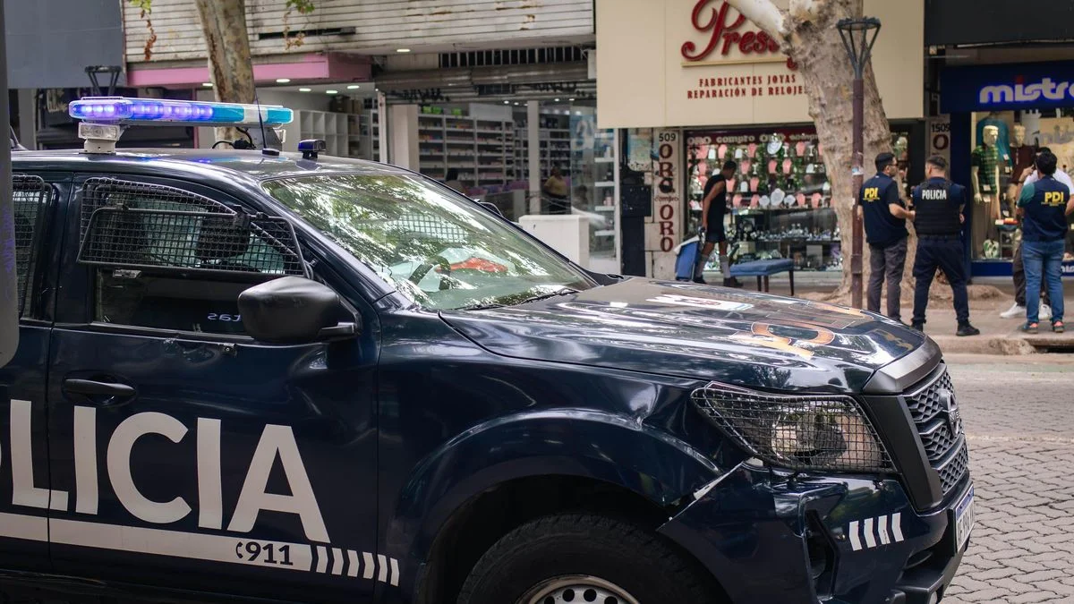 Asaltaron con armas de fuego una joyería en pleno centro de la Ciudad