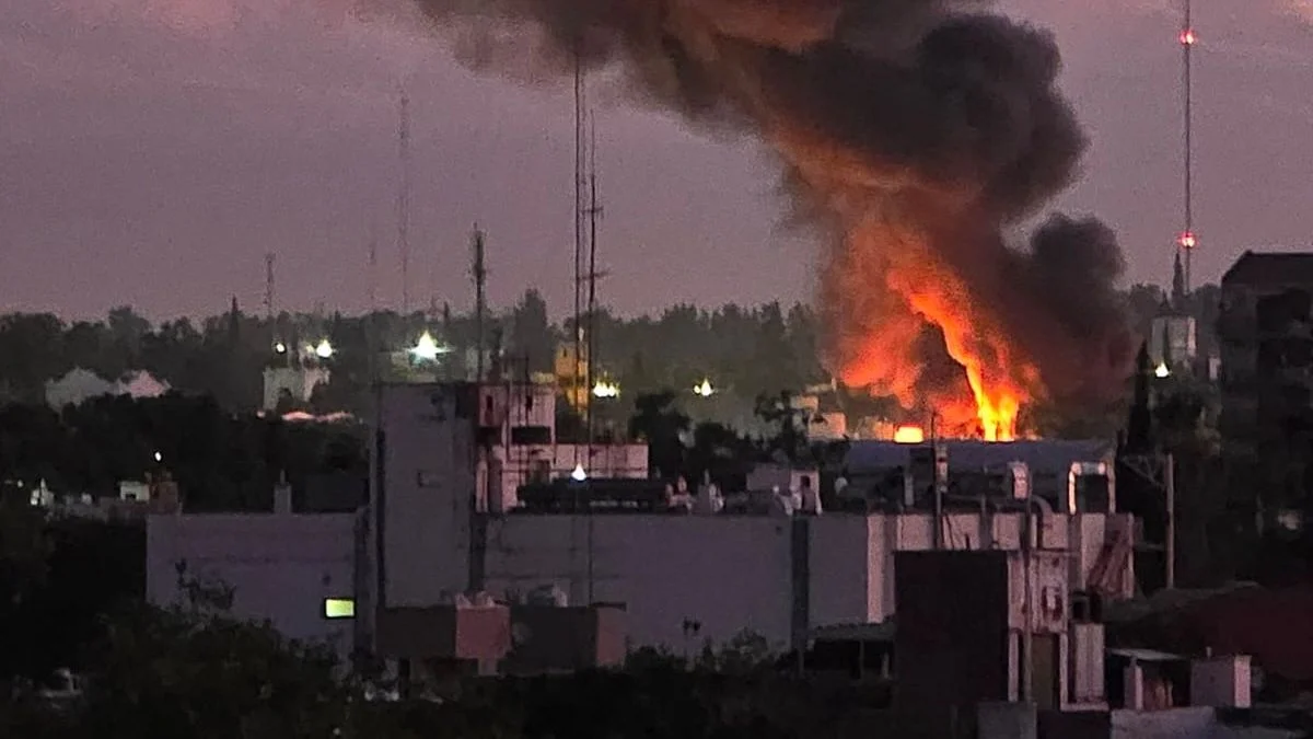 Un importante incendio consumió una fábrica de colchones en Godoy Cruz