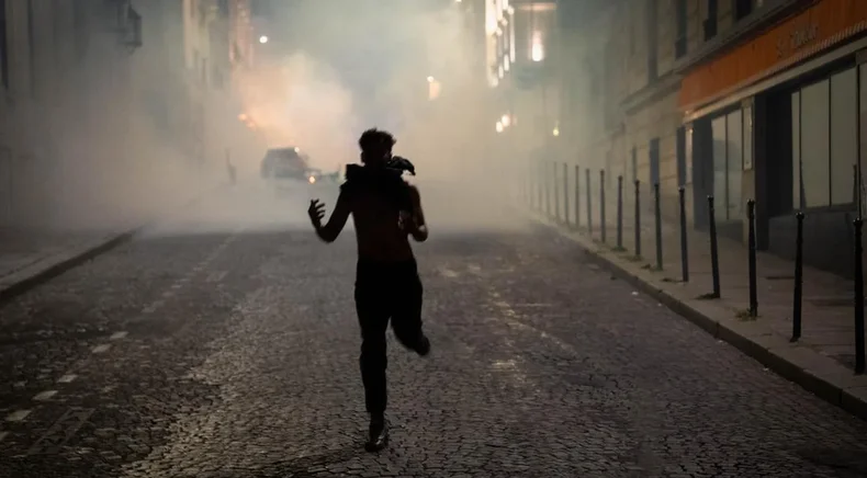 Los hinchan del PSG festejaron el título en Francia y todo terminó en desmanes. 