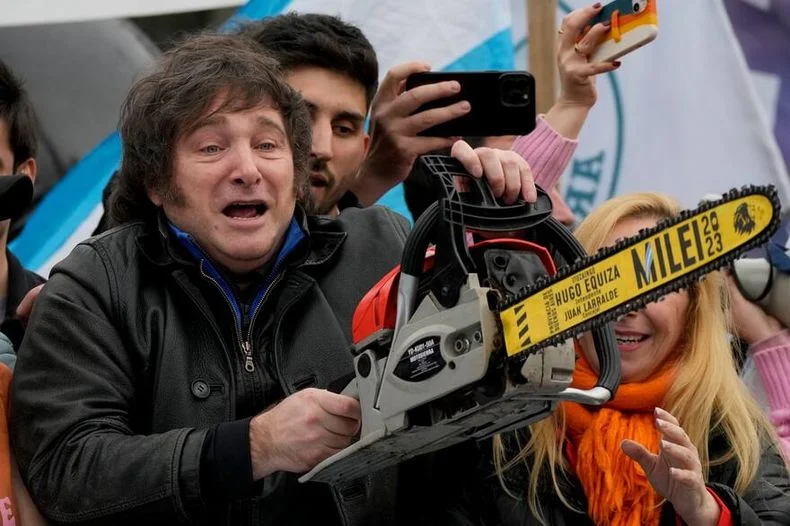Javier Milei acelera la motosierra en el Estado.