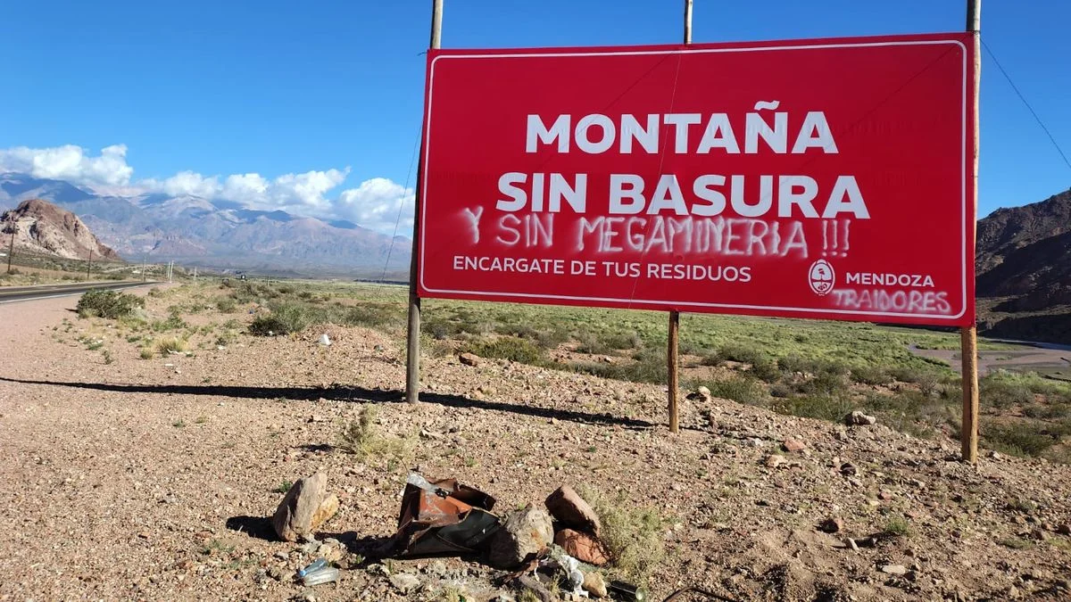 Propaganda oficialista versus intervención popular: vecinos de Uspallata intervinieron un cartel en la ruta