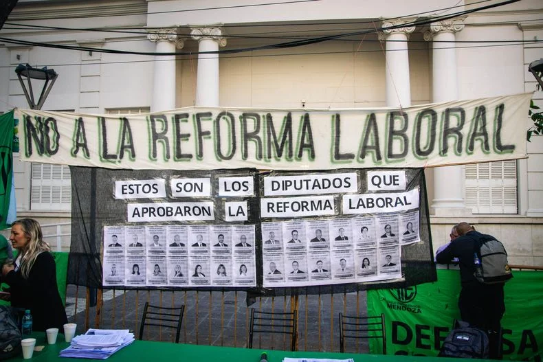 ATE se manifestó con una vigilia en la Legislatura por la reforma del Estatuto del Empleado Público.