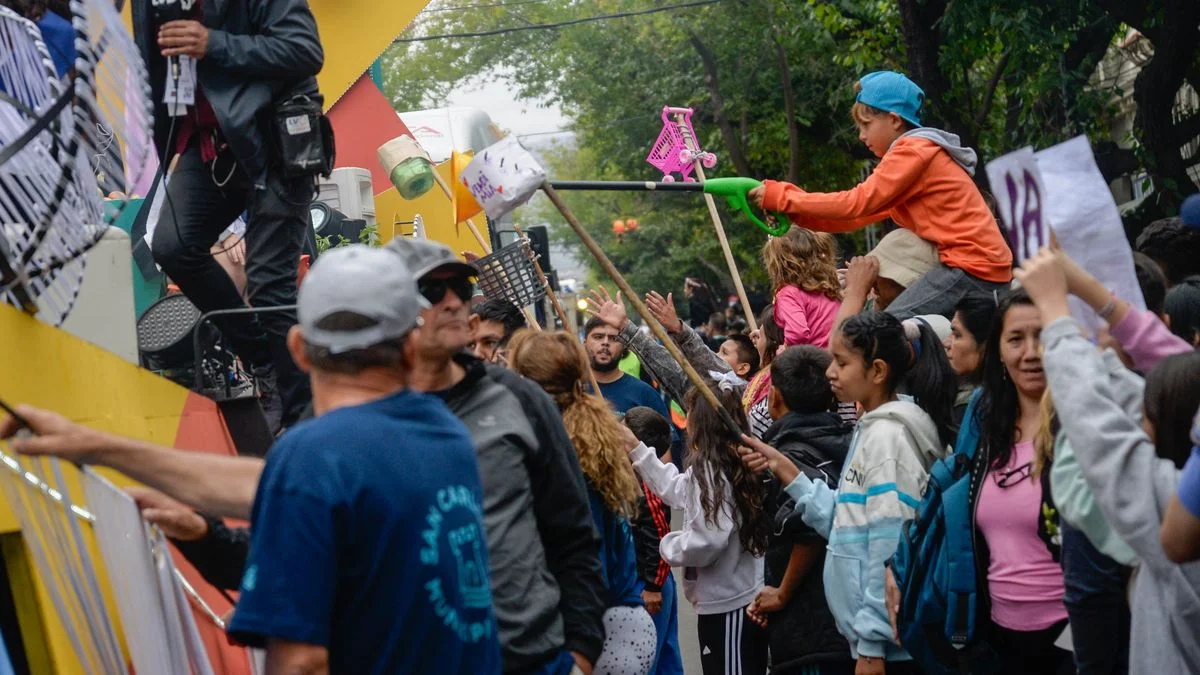 A pleno pese a las nubes: el Carrusel ya recorre con todo su color y tradición las calles de la Ciudad