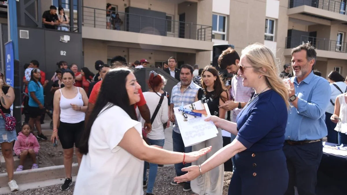 Hebe Casado encabezó una entrega de viviendas en Godoy Cruz