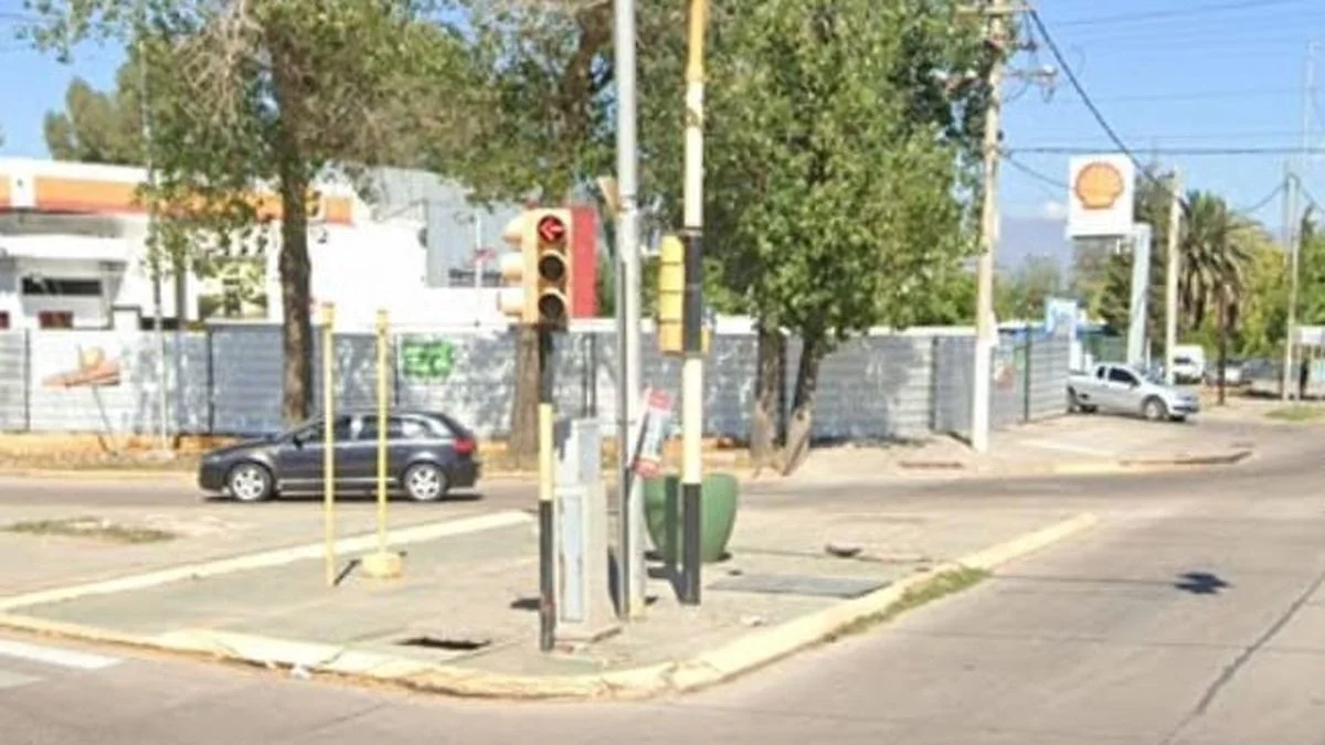 Un motociclista chocó a un cafetero que iba cruzando con su carrito el carril Rodríguez Peña