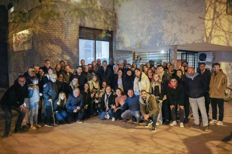 El intendente Ulpiano Su&aacute;rez con militantes y dirigentes de la UCR de San Rafael.&nbsp;