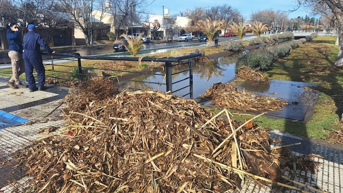 San Rafael: se tapó un canal de riego y el agua desbordó por las calles
