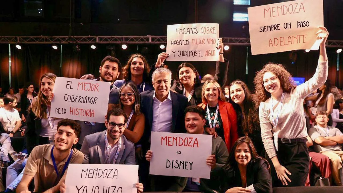 ¿Mendoza es Disney?: los carteles celebratorios que subió Cornejo a sus redes tras un encuentro de jóvenes