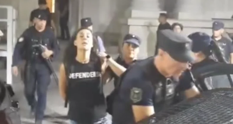 Liza Rule trasladada desde el interior de la Legislatura. 