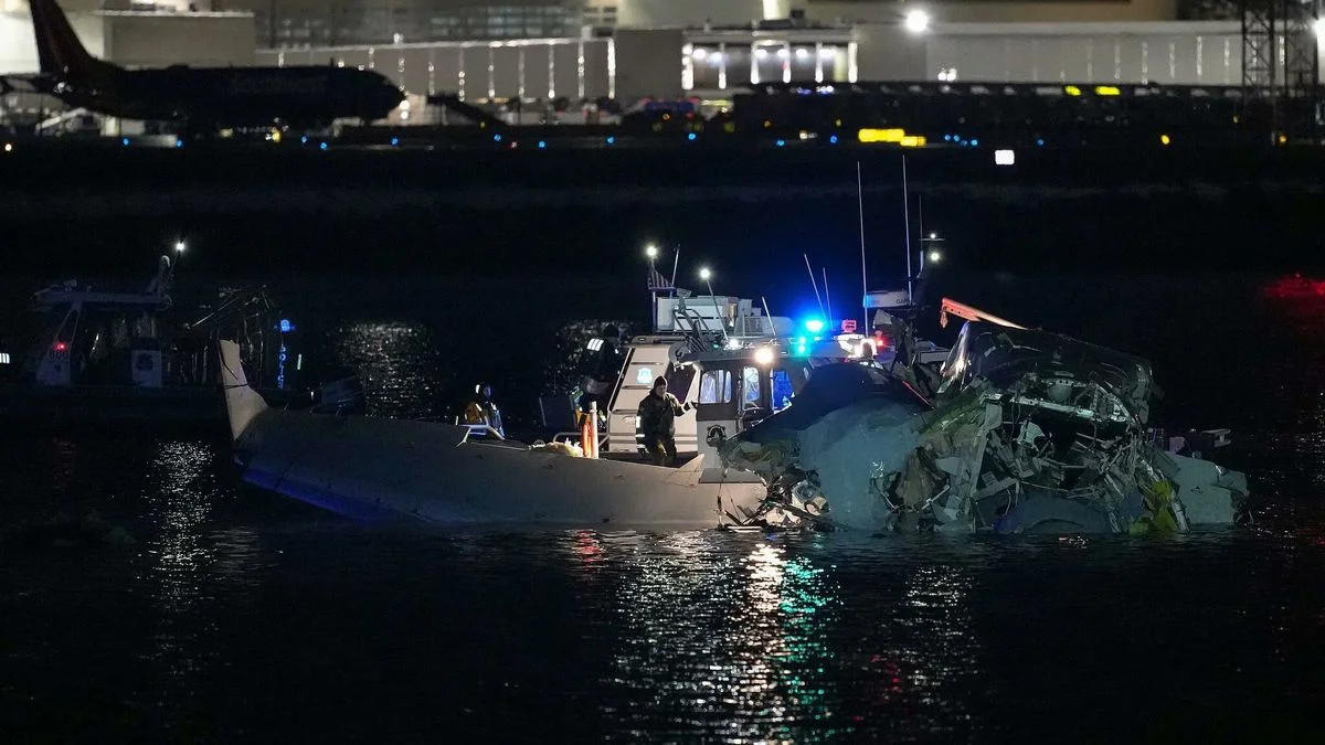 Video: el momento del choque entre un avión comercial y un helicóptero, dejando más de 60 muertos