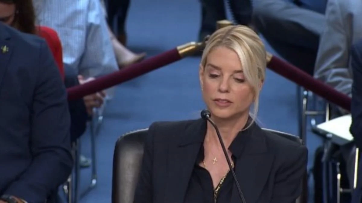 Trump destituyó a Pam Bondi, la secretaria de Justicia que lo molesta con la investigación del caso Epstein