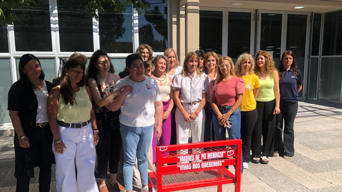 Inauguraron otro banco rojo en San Rafael por la lucha contra la violencia hacia las mujeres